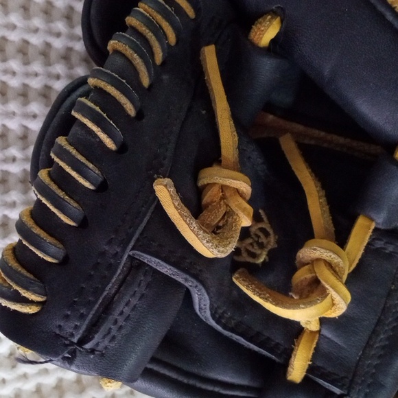 DeMarini Rouge Baseball Mitt - Picture 7 of 15